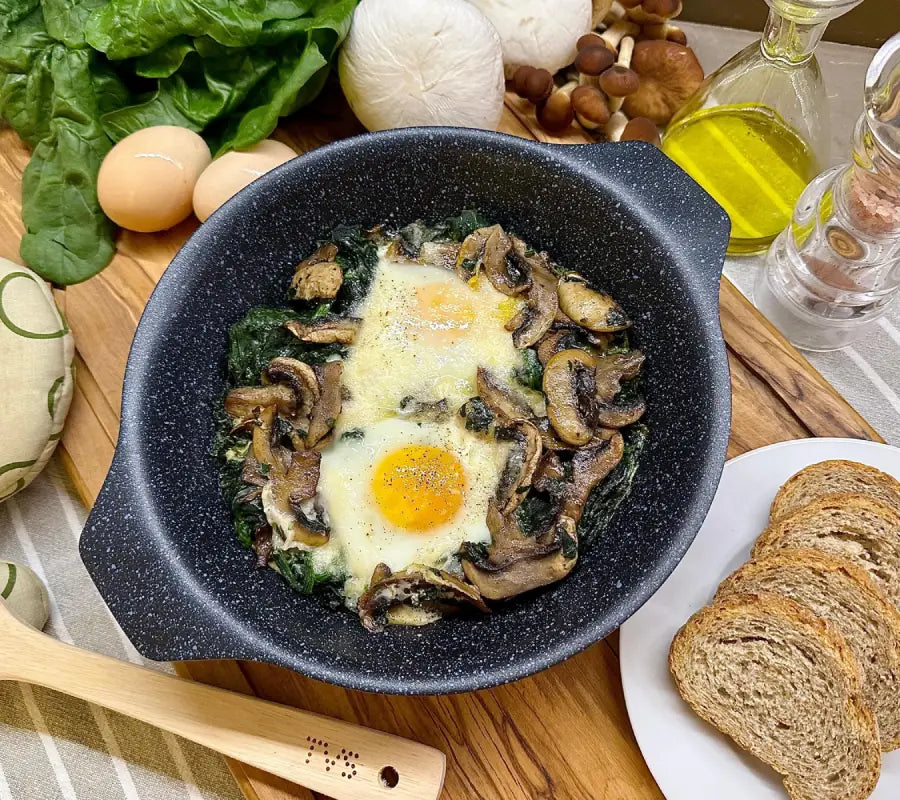 Uovo con spinaci, funghi e formaggio 