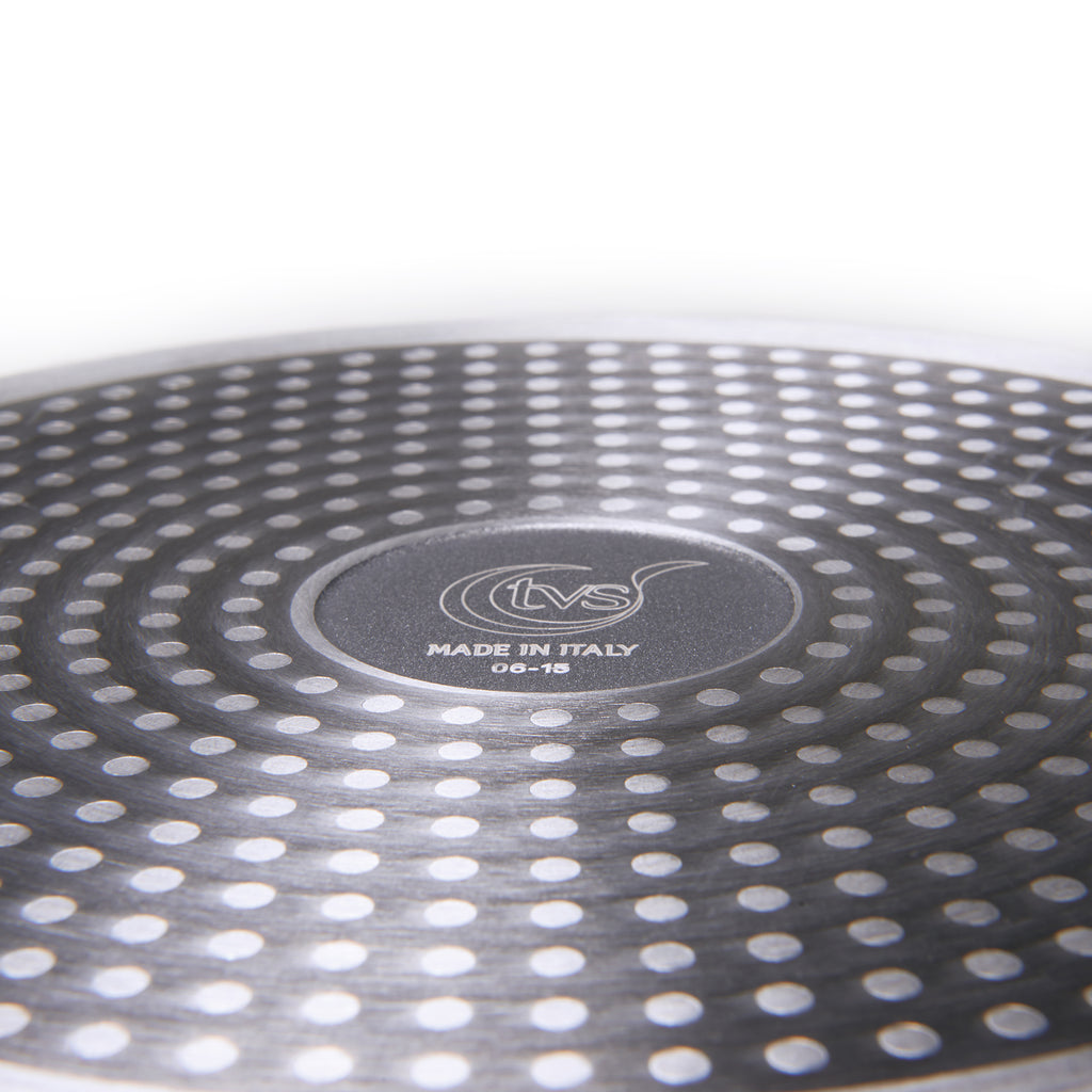 Casseruola con diametro 24 cm dettaglio fondo. Linea Origine Induction. Prodotto made in Italy, idoneo su tutti i fuochi compresa l'induzione. Prodotto antiaderente con nuovo rivestimento EXP. Forte e resistente, brillante, salutare.