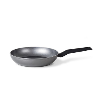 Padella con diametro 28 cm. Linea Origine Induction. Prodotto made in Italy, idoneo su tutti i fuochi compresa l'induzione. Prodotto antiaderente con nuovo rivestimento EXP. Forte e resistente, brillante, salutare.